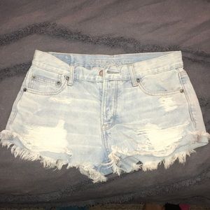 Distressed light wash American eagle jean shorts!